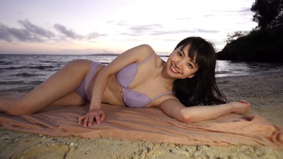 あざかわグラドル源藤アンリちゃんが新作IV「可愛いだけじゃダメ」でビーチで水着姿を披露している画像