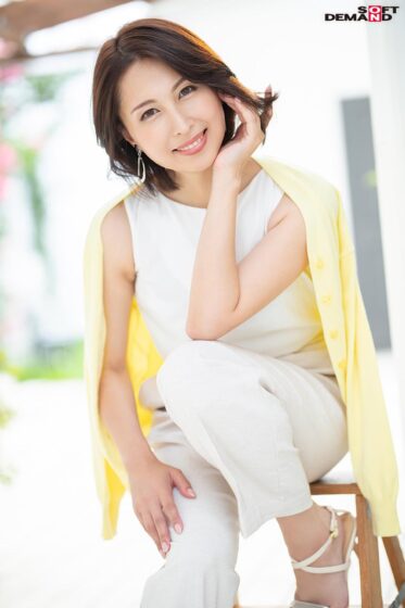 佐田茉莉子が出演した「「美」と「聡明さ」を兼ね備えた現役美容家 41歳 AV DEBUT」の冒頭シーン